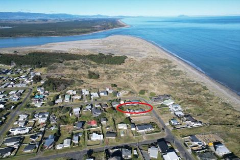Photo of property in 37 Marine Parade South, Foxton Beach, Foxton, 4815