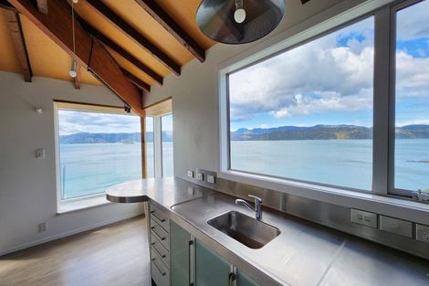 Photo of property in 1 Maramanui Way, Karaka Bays, Wellington, 6022