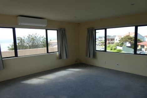 Photo of property in 9 Tamworth Crescent, Newlands, Wellington, 6037