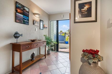 Photo of property in 1/2 Valley Road, Northcote, Auckland, 0626