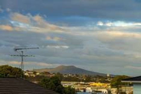 Photo of property in 17 Wanita Place, Totara Vale, Auckland, 0629
