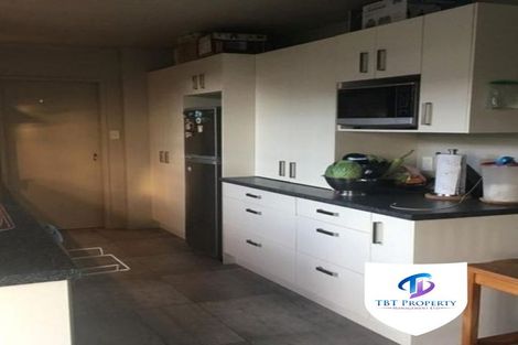 Photo of property in 2/41 Challen Close, Conifer Grove, Takanini, 2112