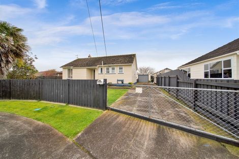 Photo of property in 10 Robbins Crescent, Hawera, 4610