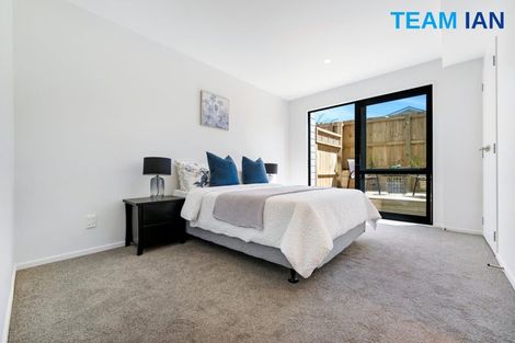 Photo of property in 7/11 Kayle Glen, West Harbour, Auckland, 0618