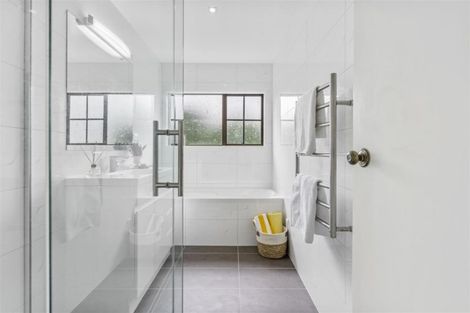 Photo of property in 8 Curacao Place, Half Moon Bay, Auckland, 2012