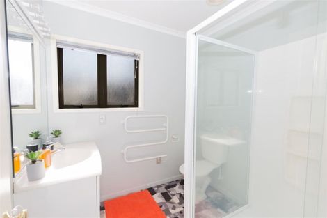 Photo of property in 42 Dress Circle, Newlands, Wellington, 6037