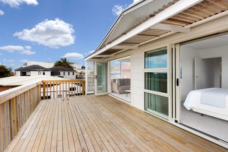 Photo of property in 2/611 Beach Road, Rothesay Bay, Auckland, 0630