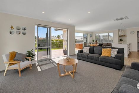 Photo of property in 10 Ngatiti Place, One Tree Point, 0118