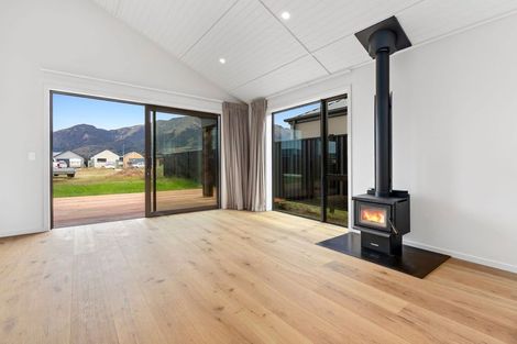 Photo of property in 16 Gillespie Street, Lake Hawea, 9382