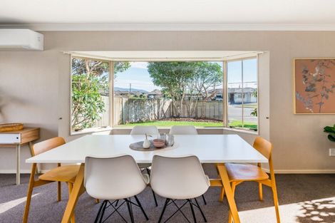 Photo of property in 17 Balmerino Grove, Waikanae, 5036