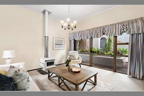 Photo of property in 16 Cobblestone Lane, Hillcrest, Auckland, 0627