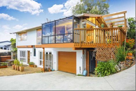 Photo of property in 6 Barker Rise, Northcross, Auckland, 0632