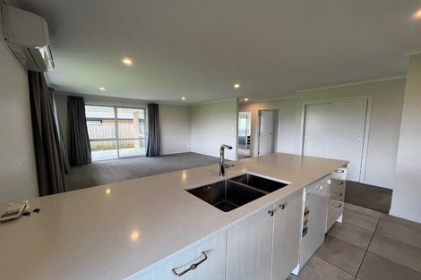 Photo of property in 28 Richardson Road, Omokoroa, 3114
