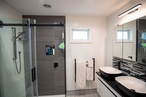 Photo of property in 21b Brian Crescent, Stanmore Bay, Whangaparaoa, 0932