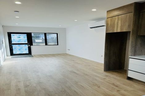 Photo of property in 5/16 Buisson Glade, West Harbour, Auckland, 0618