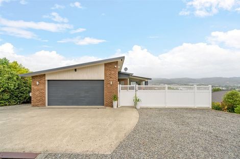 Photo of property in 15 James Nairn Grove, Riverstone Terraces, Upper Hutt, 5018