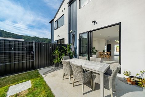 Photo of property in 5 Gloaming Lane, Wallaceville, Upper Hutt, 5018