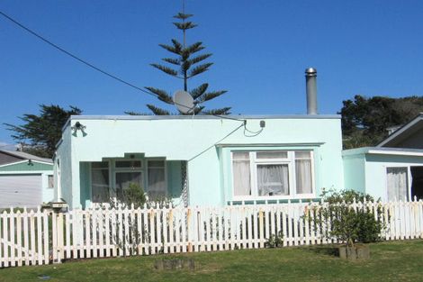 Photo of property in 16 Chrystal Street, Foxton Beach, Foxton, 4815