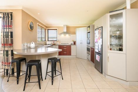 Photo of property in 19 Johnstone Drive, Fitzherbert, Palmerston North, 4410