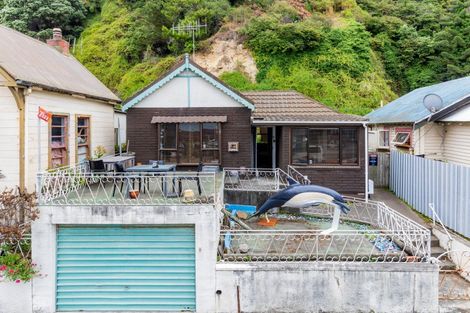 Photo of property in 33 Marine Parade, Bluff Hill, Napier, 4110