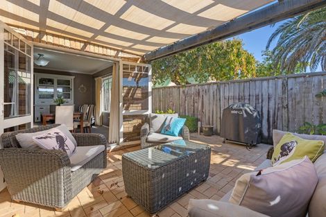 Photo of property in 9 Taylor Place, Merrilands, New Plymouth, 4312