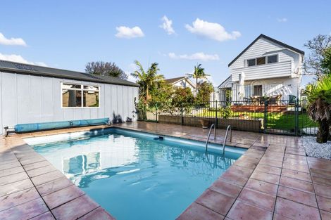Photo of property in 2/22 Salem Place, Torbay, Auckland, 0630