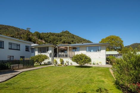 Photo of property in 23 Broadway, Picton, 7220