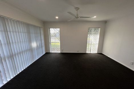 Photo of property in 2 Framalda Place, Conifer Grove, Takanini, 2112