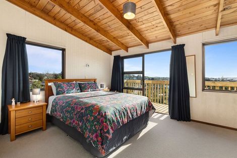 Photo of property in 2/4 Danbury Drive, Torbay, Auckland, 0630