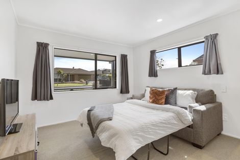 Photo of property in 6 Channing Crescent, Botany Downs, Auckland, 2010