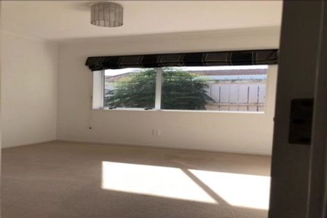 Photo of property in 16 Mirabell Place, Golflands, Auckland, 2013