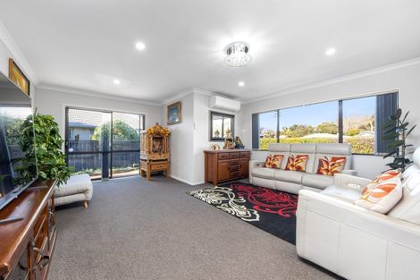 Photo of property in 121 Godley Road, Green Bay, Auckland, 0604