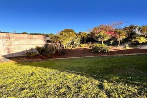 Photo of property in 11a De Val Drive, Titirangi, Auckland, 0604