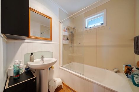 Photo of property in 8 Coniston Avenue, Te Atatu South, Auckland, 0610