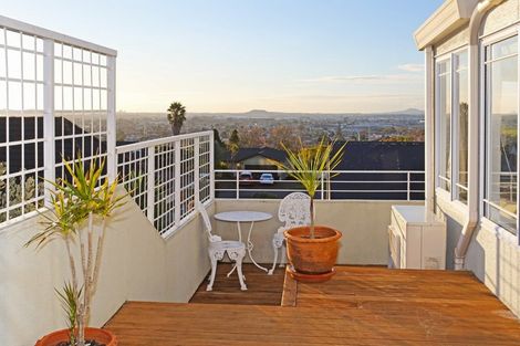 Photo of property in 17 Santa Monica Place, Goodwood Heights, Auckland, 2105