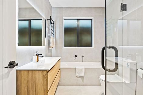 Photo of property in 37 Vinistra Road, Kumeu, 0810