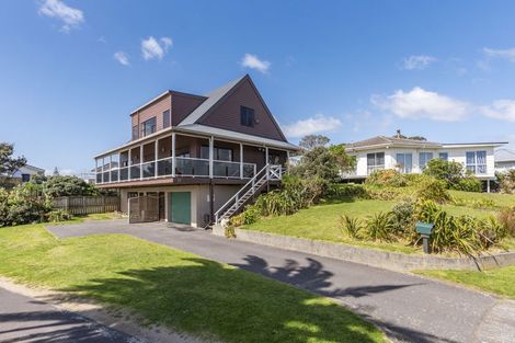 Photo of property in 11 Waiheke Street, Waikanae Beach, Waikanae, 5036