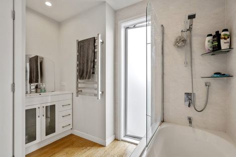 Photo of property in 18 Farnborough Crescent, Mangere, Auckland, 2022