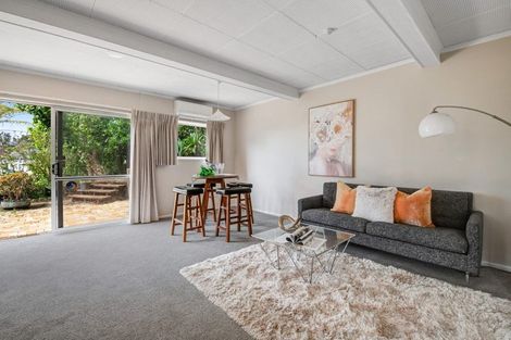 Photo of property in 1 Wanita Place, Totara Vale, Auckland, 0629