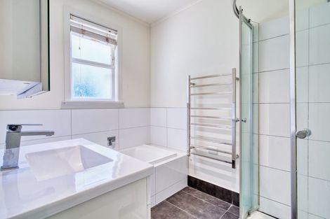 Photo of property in 61 Peach Road, Glenfield, Auckland, 0629