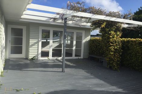 Photo of property in 12 Bridgens Avenue, Te Atatu Peninsula, Auckland, 0610