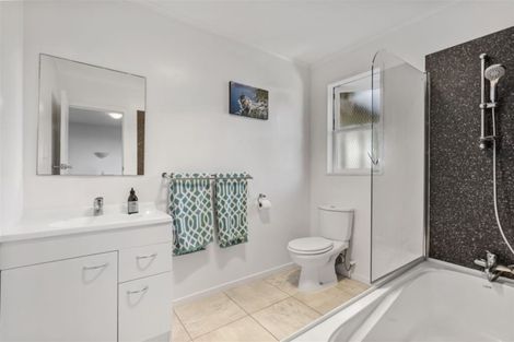 Photo of property in 2/28 Bay Street, Red Beach, 0932