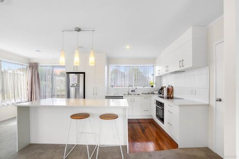 Photo of property in 34 Easton Park Parade, Glenfield, Auckland, 0629