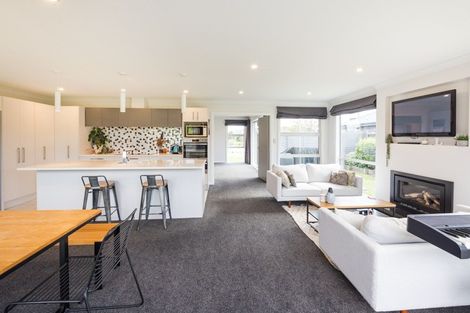 Photo of property in 10 Silicon Way, Fitzherbert, Palmerston North, 4410