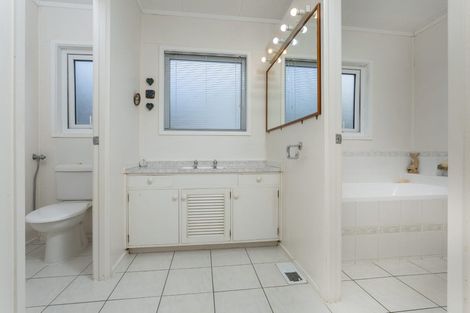 Photo of property in 10 Woodcote Drive, Glenfield, Auckland, 0629