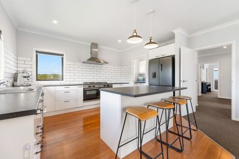 Photo of property in 1 Vaucluse Heights, Fitzherbert, Palmerston North, 4410