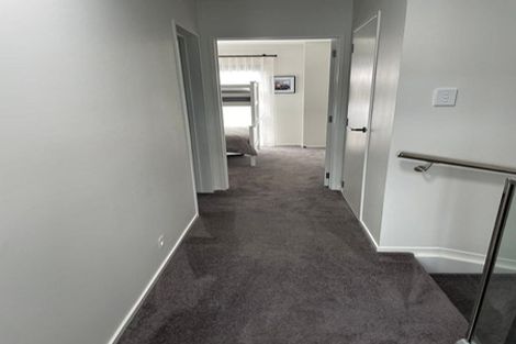 Photo of property in 4/89 Beach Road, Te Atatu Peninsula, 0610