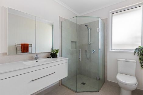 Photo of property in 16a Elizabeth Street, Orewa, 0931