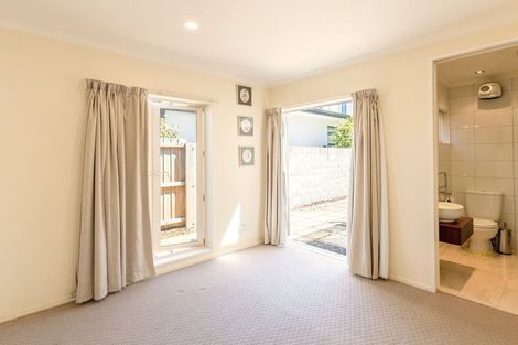 Photo of property in 40 Saint Andrews Square, Strowan, Christchurch, 8052