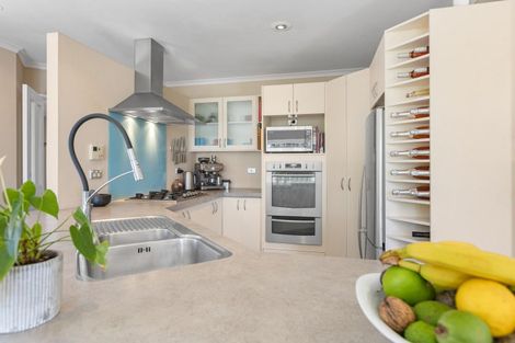 Photo of property in 9 Taylor Place, Merrilands, New Plymouth, 4312